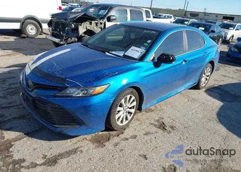 2020 Toyota Camry Le z USA, uszkodzony, nr VIN 4T1C11AK6LU386254
